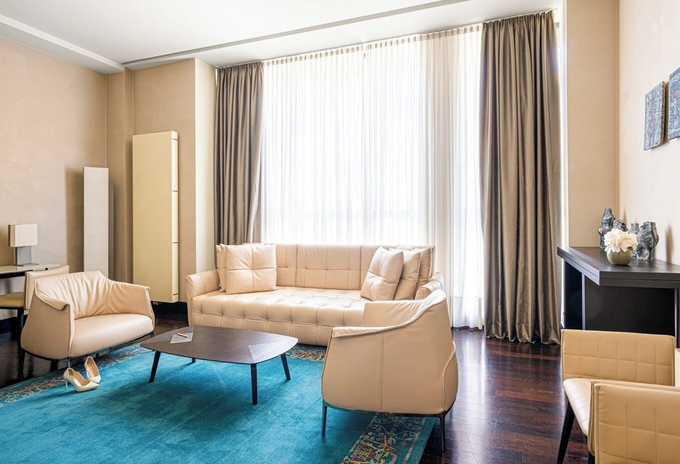 Suite Signature | Zona de estar | Smart TV de 50 pulgadas con canales por cable