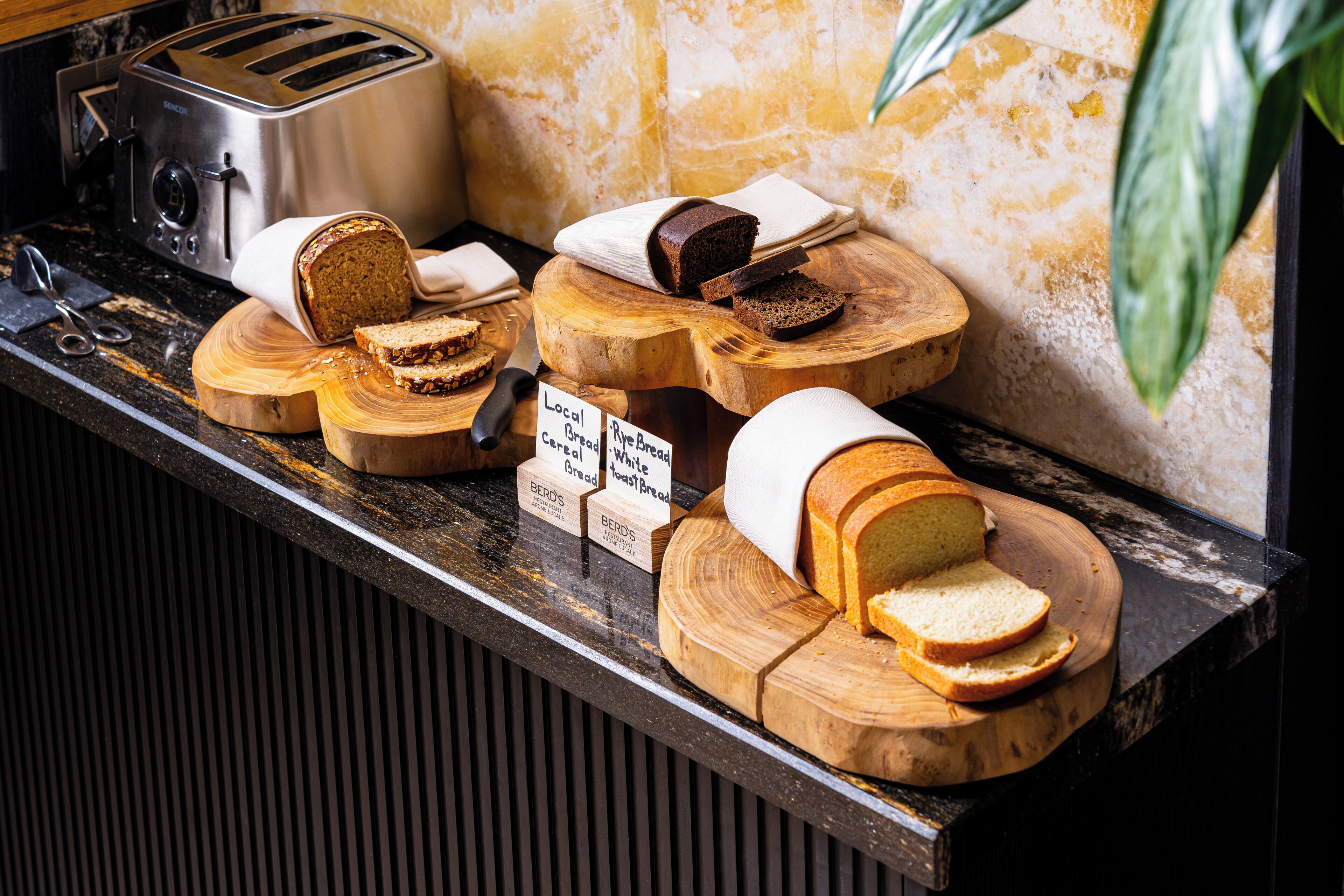 朝食 (フル ブレックファスト)、毎日提供 (1 名様 25 EUR)