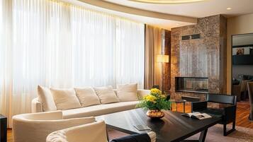 Presidentiële suite | Woonruimte | Een 50-inch smart-tv met kabelzenders