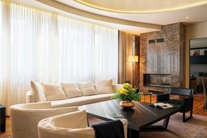 Presidentiële suite | Woonruimte | Een 50-inch smart-tv met kabelzenders