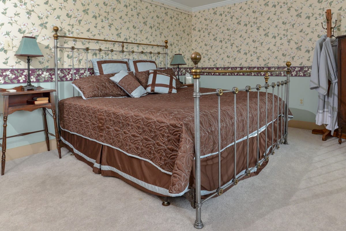 Iron/ironing board (on request), free WiFi, bed sheets