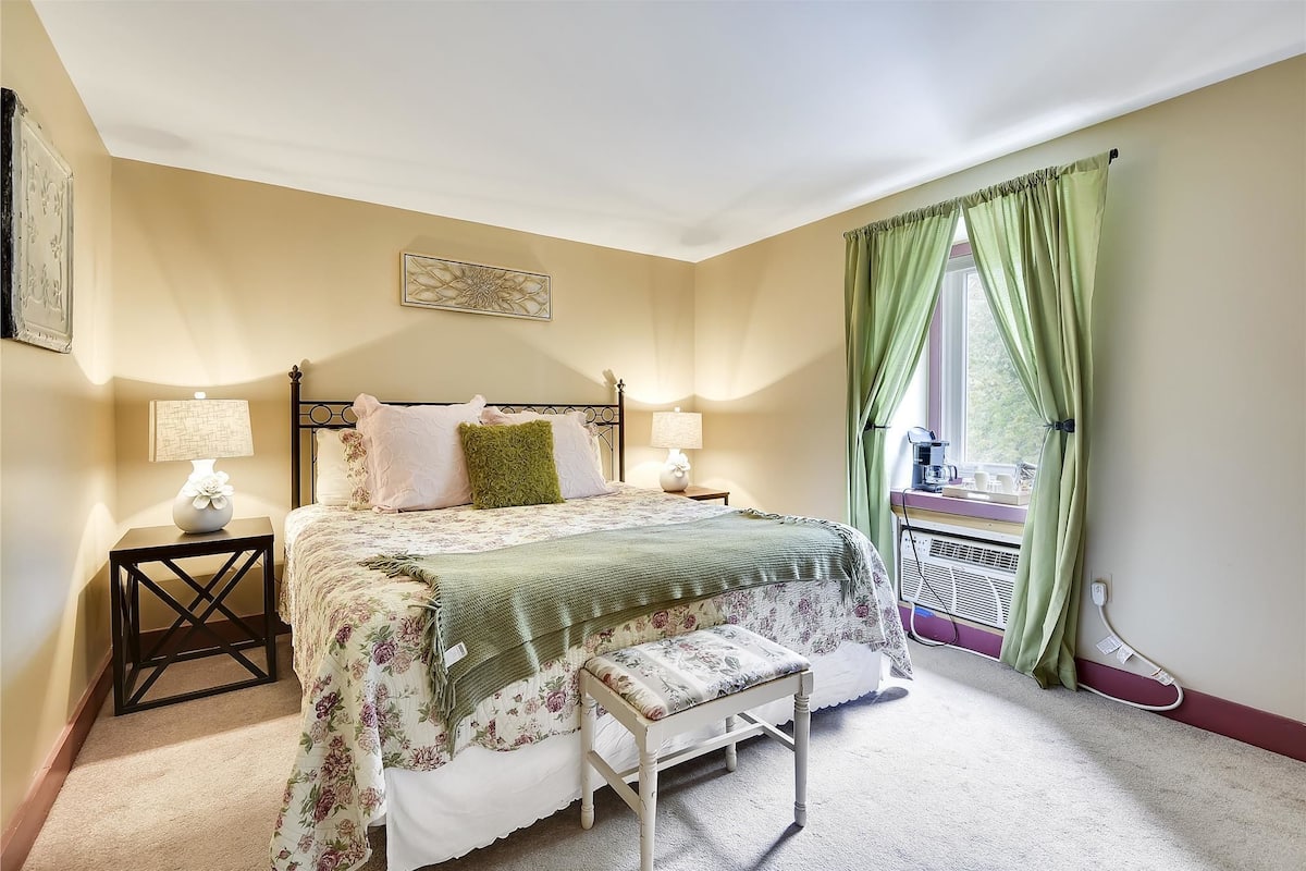 Habitación doble (Rose Suite) | Tabla de planchar con plancha, wifi gratis y ropa de cama