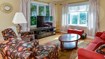 Deluxe Suite, 2 Queen Beds, Kitchenette, River View | Living room