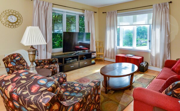 Deluxe Suite, 2 Queen Beds, Kitchenette, River View | Living room - The Oxford Inn (Oxford)