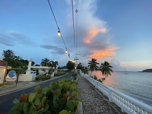 Fachada de la propiedad por la tarde o noche