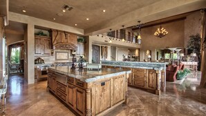 Unclassified image, 3 of 56, button - 7 Bedroom Mansion (Scottsdale)