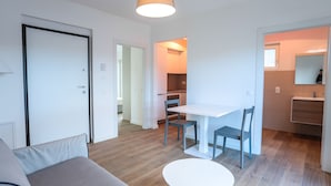Un apartamento moderno con sala de estar, comedor y cocina.