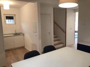Kylskåp, mikrovågsugn, spishäll och diskmaskin