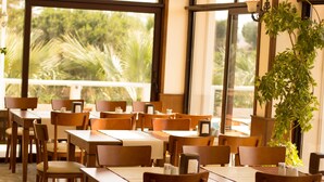 يتم تقديم الإفطار والغداء والعشاء 