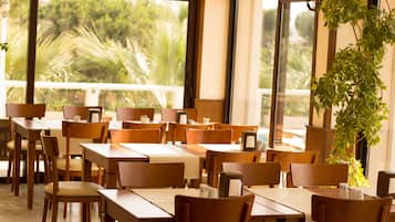 Petit déjeuner, déjeuner et dîner servis sur place