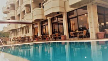 2 piscines extérieures