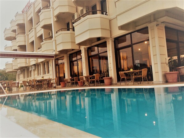 2 outdoor pools