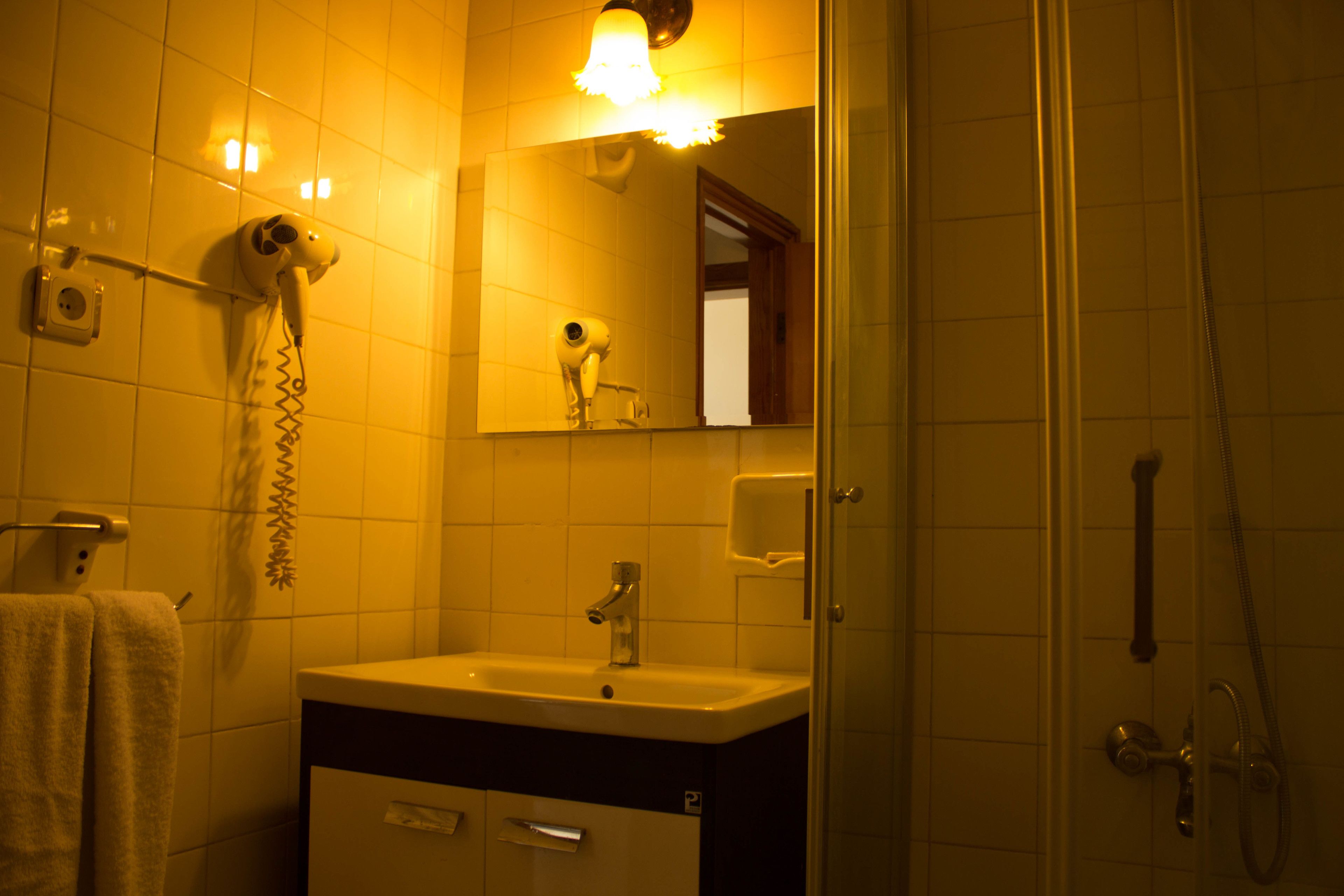 standard double or twin room, partial sea view | bathroom | shower, slippers, towels