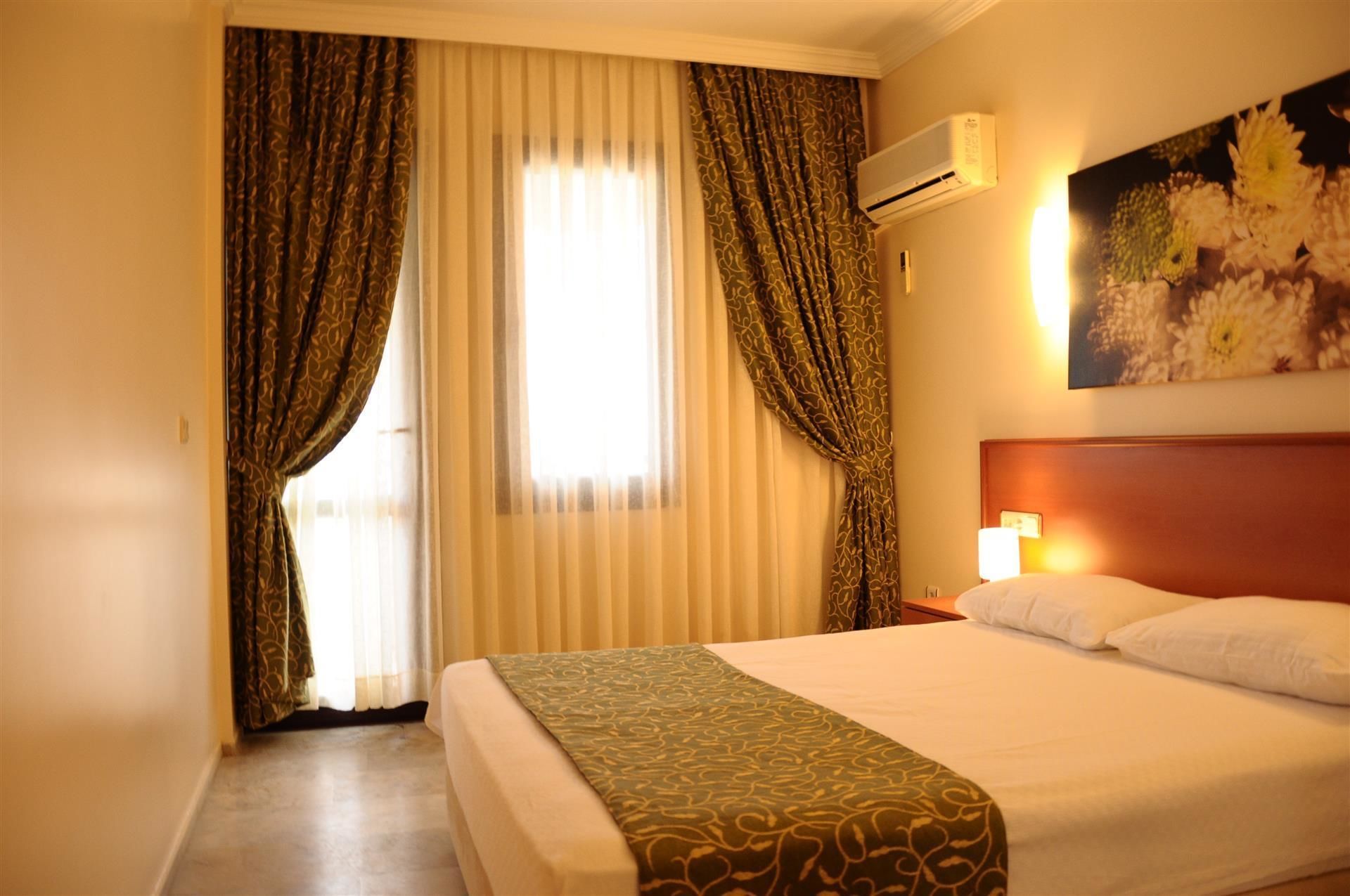 standard double or twin room, partial sea view | balcony view