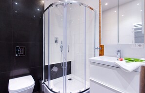 Suite de diseñador, cocina | Baño | Regadera, secadora de cabello, toallas, papel de baño