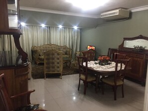 Comfort-Apartment, 2 Schlafzimmer | Wohnbereich | Flachbildfernseher