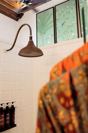 Habitación superior, balcón | Baño | Regadera, amenidades de baño gratuitas, toallas 