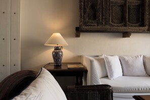 Suite, 2 habitaciones, balcón (Duplex) | Sala de estar | Televisión de pantalla plana 