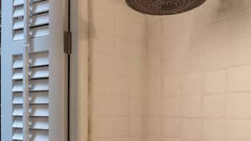 Classic Room, 1 King Bed | Bathroom