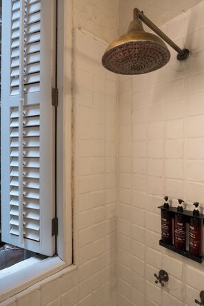 Habitación clásica, 1 cama King size | Baño | Regadera, amenidades de baño gratuitas, toallas 