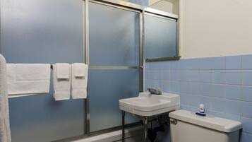 Combined shower/tub, free toiletries, towels