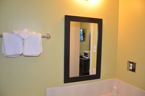 Combined shower/tub, deep soaking tub, free toiletries, towels