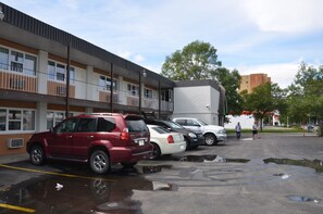 Free self-parking - Coachman Inn (Regina)