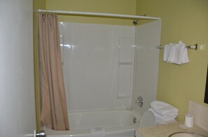 Combined shower/tub, deep soaking tub, free toiletries, towels - Coachman Inn (Regina)