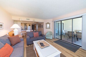 TV, foosball, table tennis, books - CRC 3201 - Retro Condo with Ocean View (St Augustine)