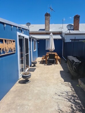Outdoor dining - Sleeps 6: King Bed & 2 queen beds, Gladstone Cottage: 5 min walk to town (Mudgee)
