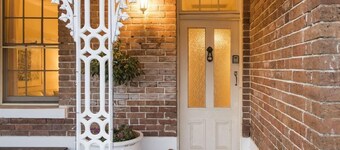 4 beds, sleeps 6: Gladstone Cottage - 5 min walk to town centre