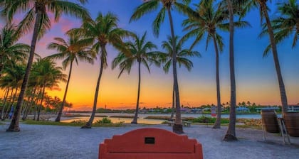 Suuri huone, jossa oma sisäänkäynti lähellä PGA Blvd