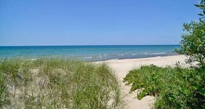 Hiljainen Lakeside Retreat yksityisellä porealtaalla!