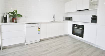 Large CBD Apartment Dubbo- Sleeps 7 with 2 Bathrooms