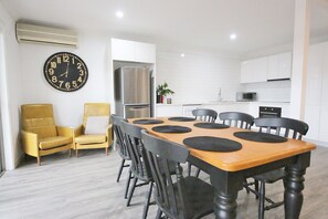 Dining - Large CBD Apartment Dubbo- Sleeps 7 with 2 Bathrooms (Dubbo)