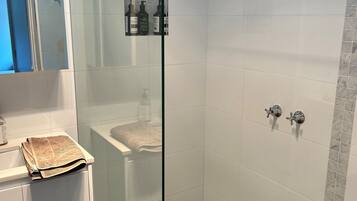 Douche, sèche-cheveux, serviettes fournies, savon