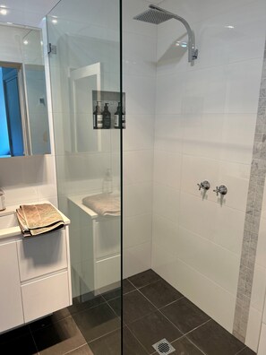 Dusche, Haartrockner, Handtücher, Seife