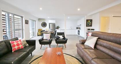 Large CBD Apartment Dubbo- Sleeps 7 with 2 Bathrooms