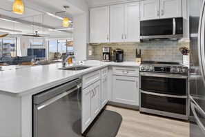 Réfrigérateur, four à micro-ondes, un four, surface de cuisson