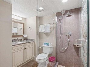 Bathtub, hair dryer, towels - Waterfront 2BR condo with pool, WiFi, and marina access in Marco Island. (Marco Island)