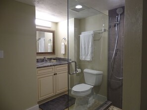 Badewanne, Haartrockner, Handtücher
