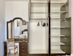 3 bedrooms, desk, iron/ironing board, WiFi