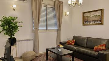 Een televisie en boeken