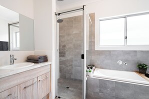 Badewanne, Haartrockner, Handtücher, Toilettenpapier