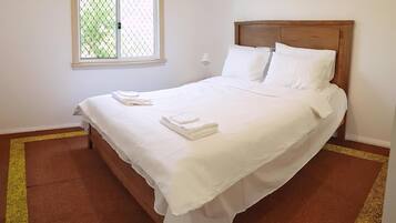 4 bedrooms, desk, soundproofing, iron/ironing board