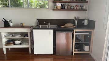 Refrigerador, microondas, parrilla de estufa y cafetera y tetera
