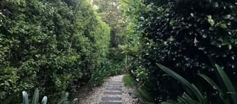 Tilava Bangalow-huoneisto lyhyempiin ja pidempiin oleskeluihin.