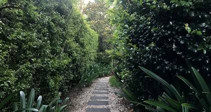 Spacious Bangalow Apartment for short and longer stays.