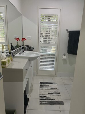 Shower, hair dryer, towels, soap - Spacious Bangalow Apartment for short and longer stays. (Bangalow)
