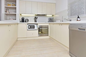 Cafetera y tetera, refrigerador, microondas y horno 